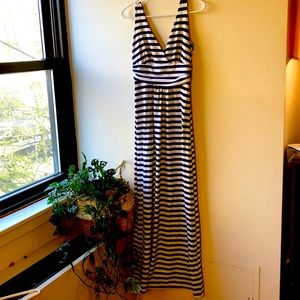 Maxi dress in white and navy